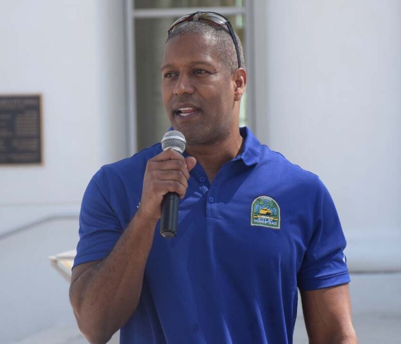Vicealcalde Julio Guzmán invita a los residentes de la comunidad de Homestead al ayuntamiento para discutir cómo mejorar las políticas de eliminación de desechos jguzmanchomestead 800x685 1