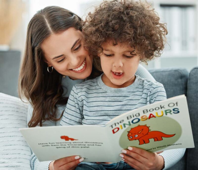 Programa gratuito entrega libros mensuales a niños de Miami-Dade para impulsar el éxito escolar desde la primera infancia truckbookclub2 800x685 1